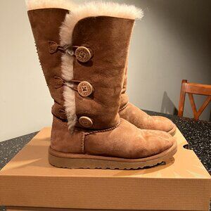 UGG Girls Bailey Button Triplet 1962